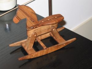 Petit cheval à bascule en noyer