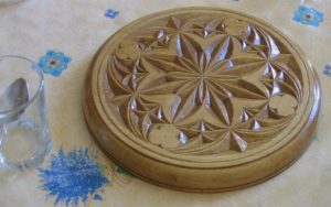 Dessous de plat sculpté à l'opinel