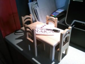 Table et chaises miniatures