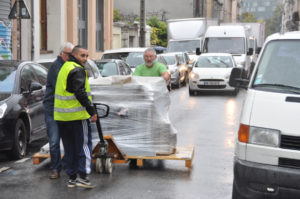 Déchargement sous la pluie