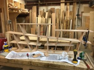 La réalisation "Étagère pas d'équerre", en cours d'assemblage, à l'atelier