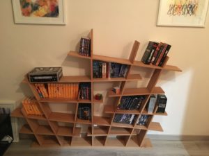 L'étagère en place, avec son contenu