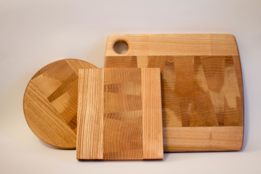 Dessous de plats et une planche à découper  en frêne de bois de bout et de fil